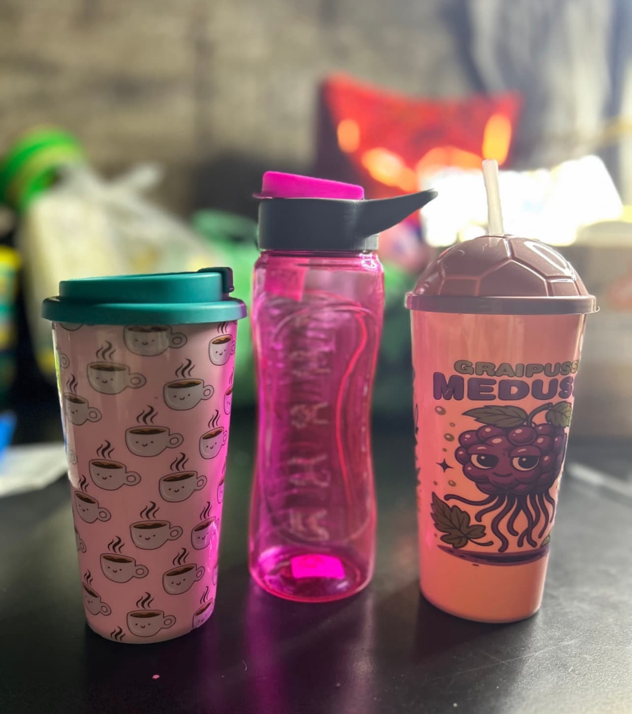 3 botellas y vasos