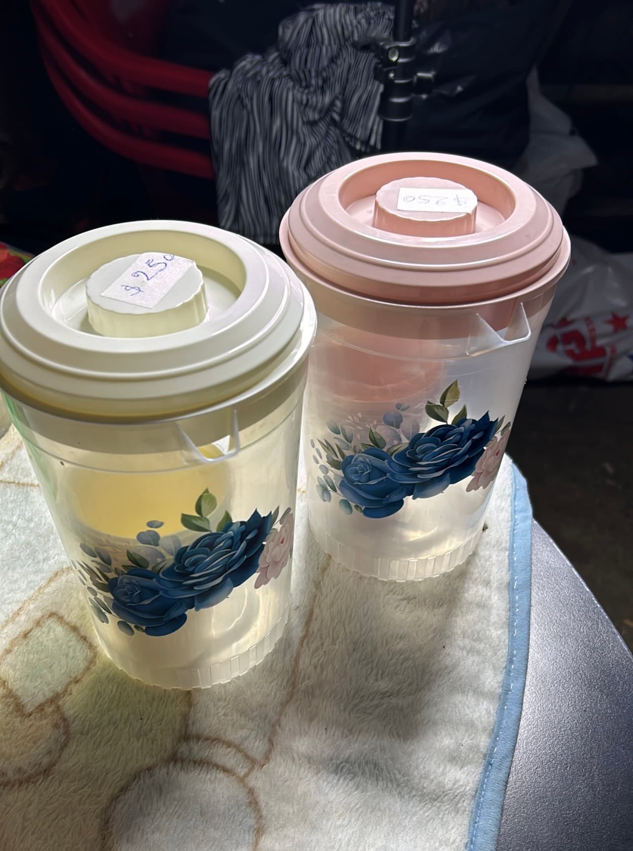 Jarra con vasos